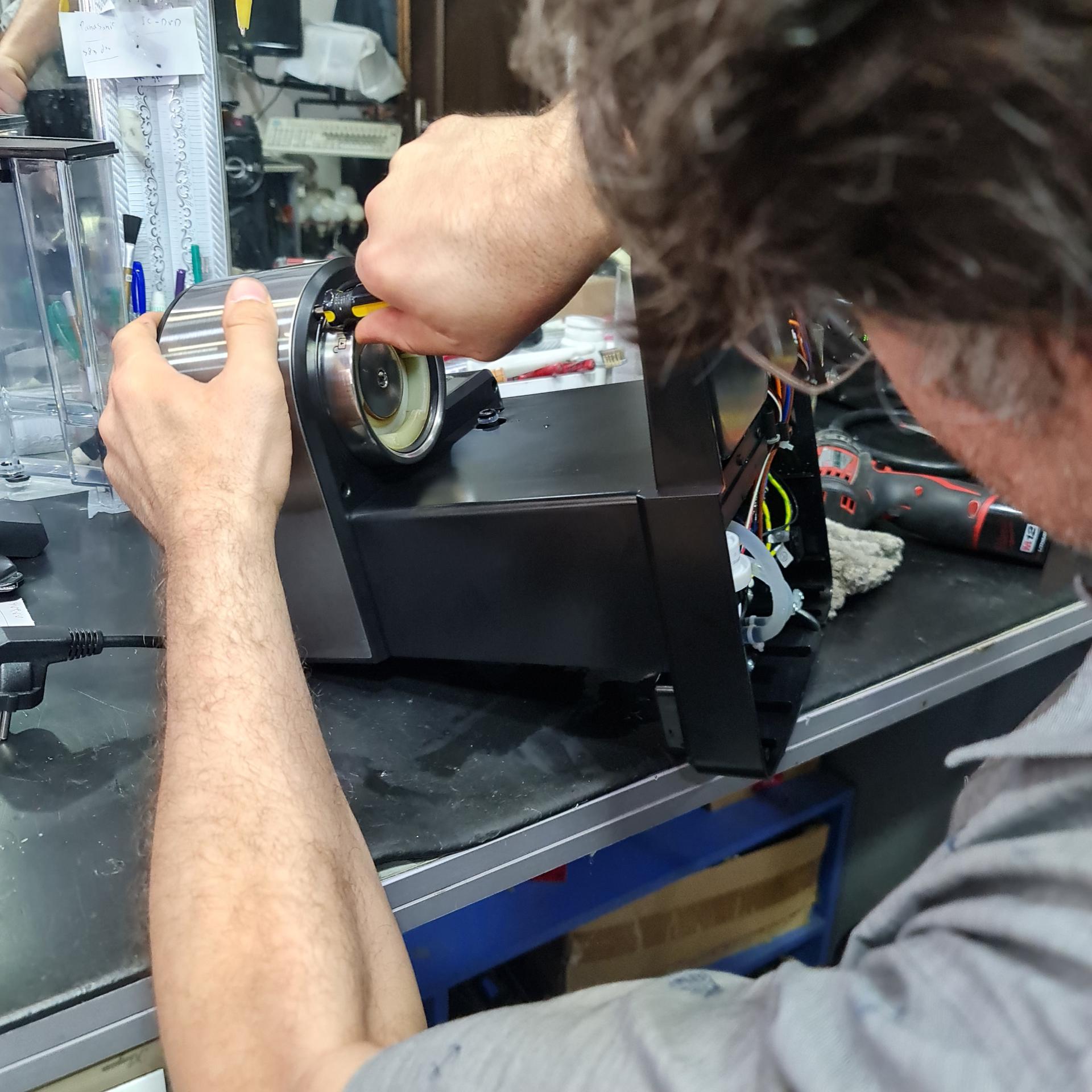 عکس نمایندگی تعمیرات تلویزیون و اسپیکر امیر سرویس