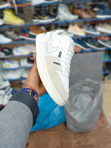 عکس فروشگاه کفش استوک لند