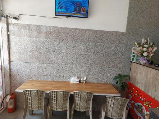 تهیه غذا آشپزخانه رستوران زمرد 