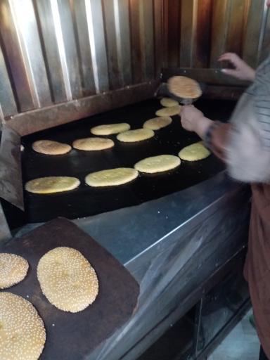 عکس خشکه پزی و نان سنتی معراج
