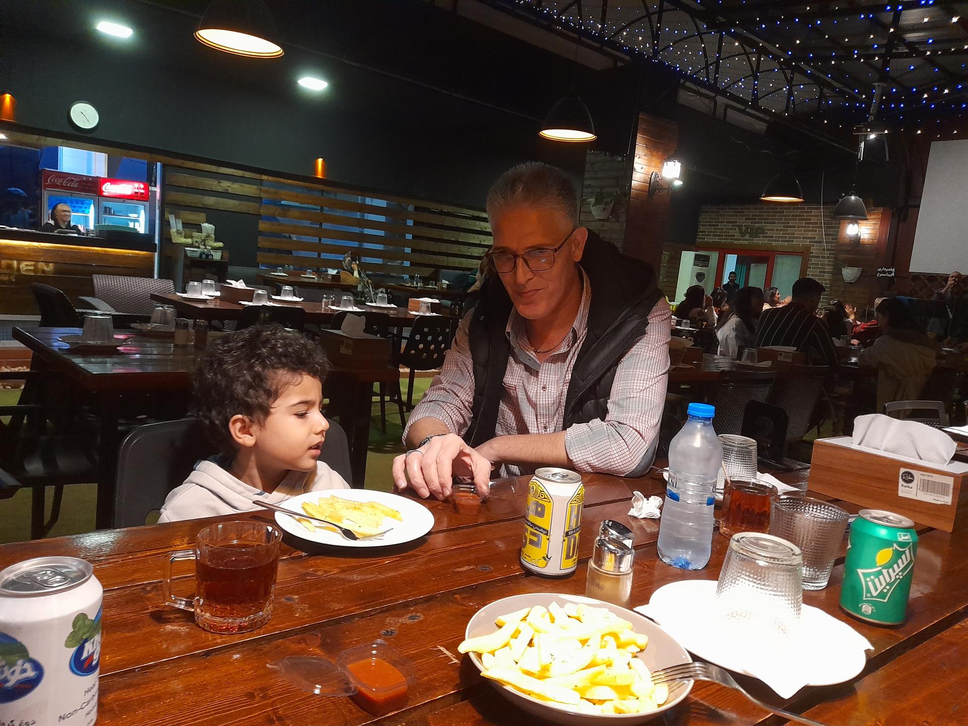 عکس رستوران باغچه