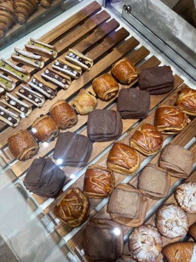 عکس نان و شیرینی جیران