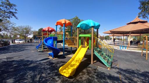 عکس زمین بازی کودکان