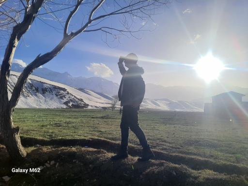 عکس به طرف غار یخی