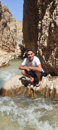 عکس به طرف غار یخی