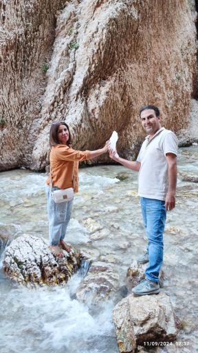 عکس به طرف غار یخی