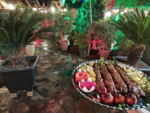 عکس باغچه رستوران احسان