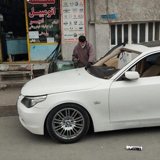 عکس شیشه اتومبیل امیر