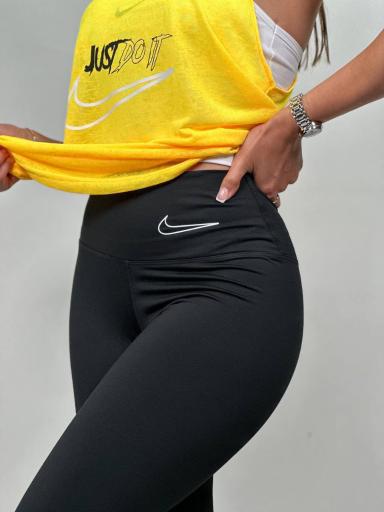 عکس فروشگاه لباس ورزش آف لند