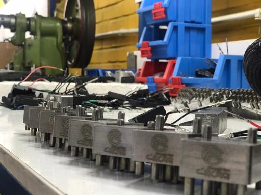 عکس کارگاه مونتاژ قطعات الکترونیکی محمدی