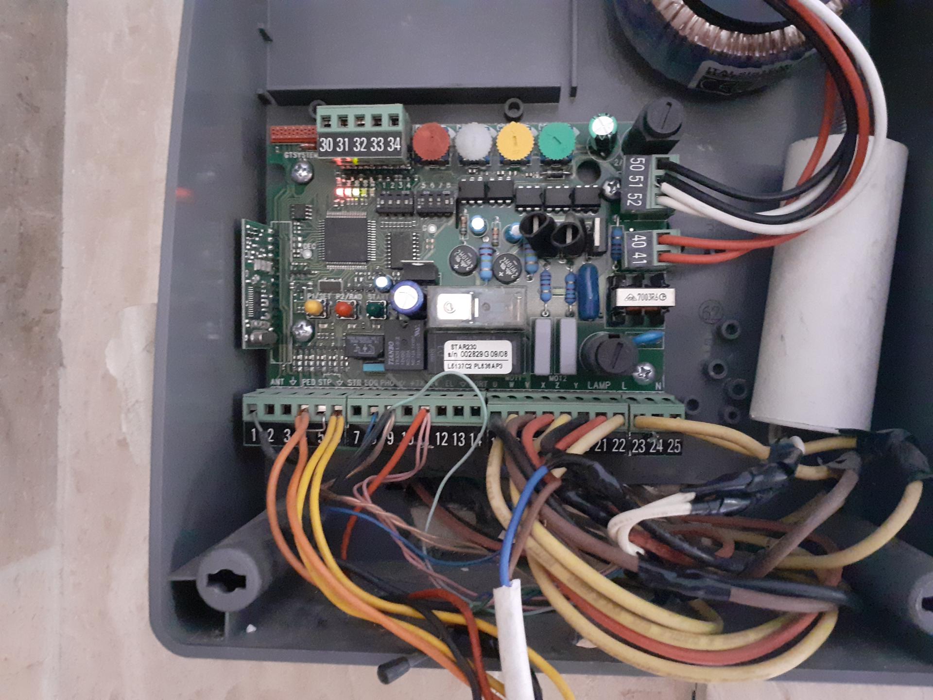 عکس خدمات کلیدسازی و دربهای برقی