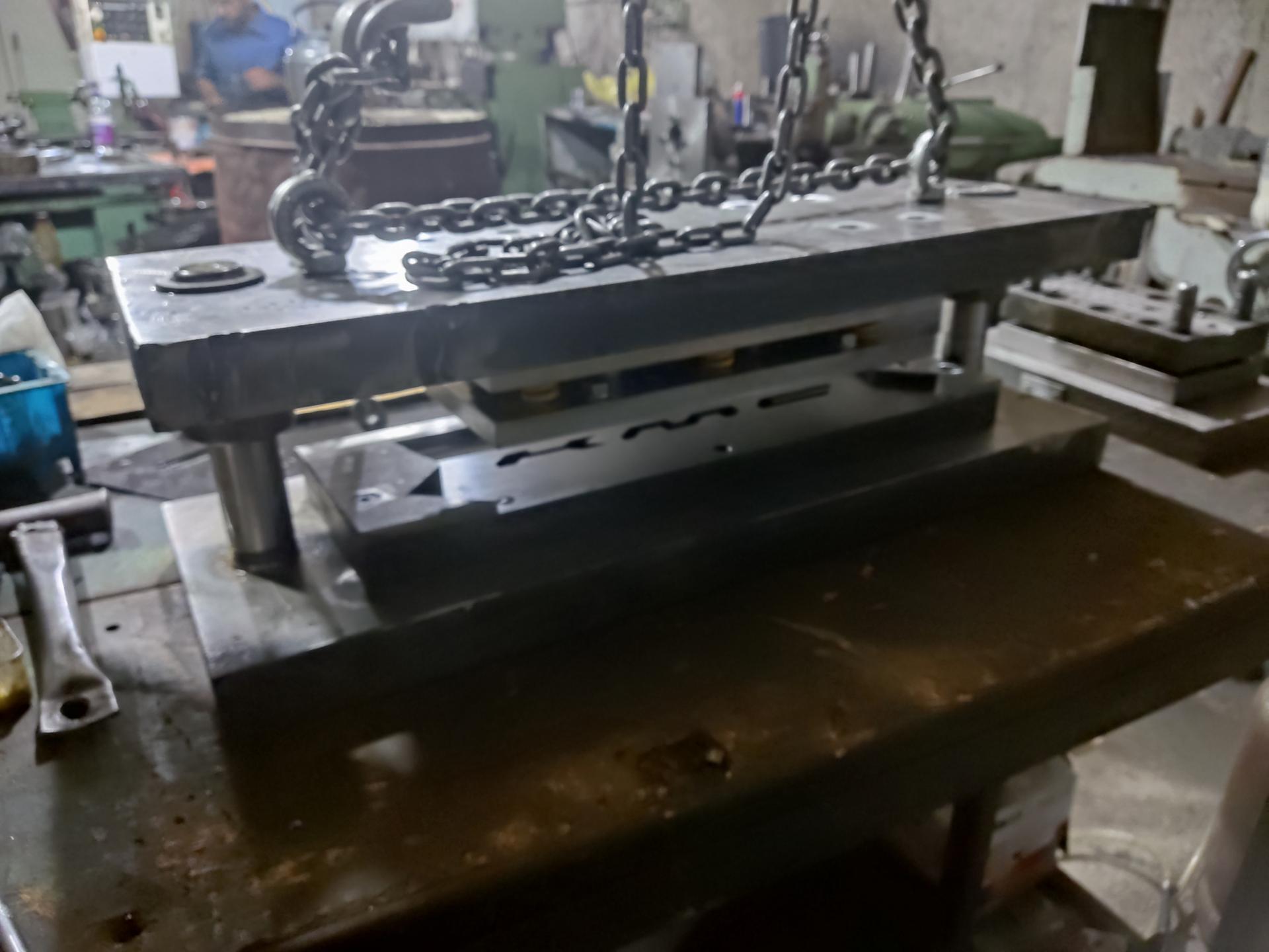 عکس قالبسازی و تراشکاری پیشرو صنعت(قدیانی)