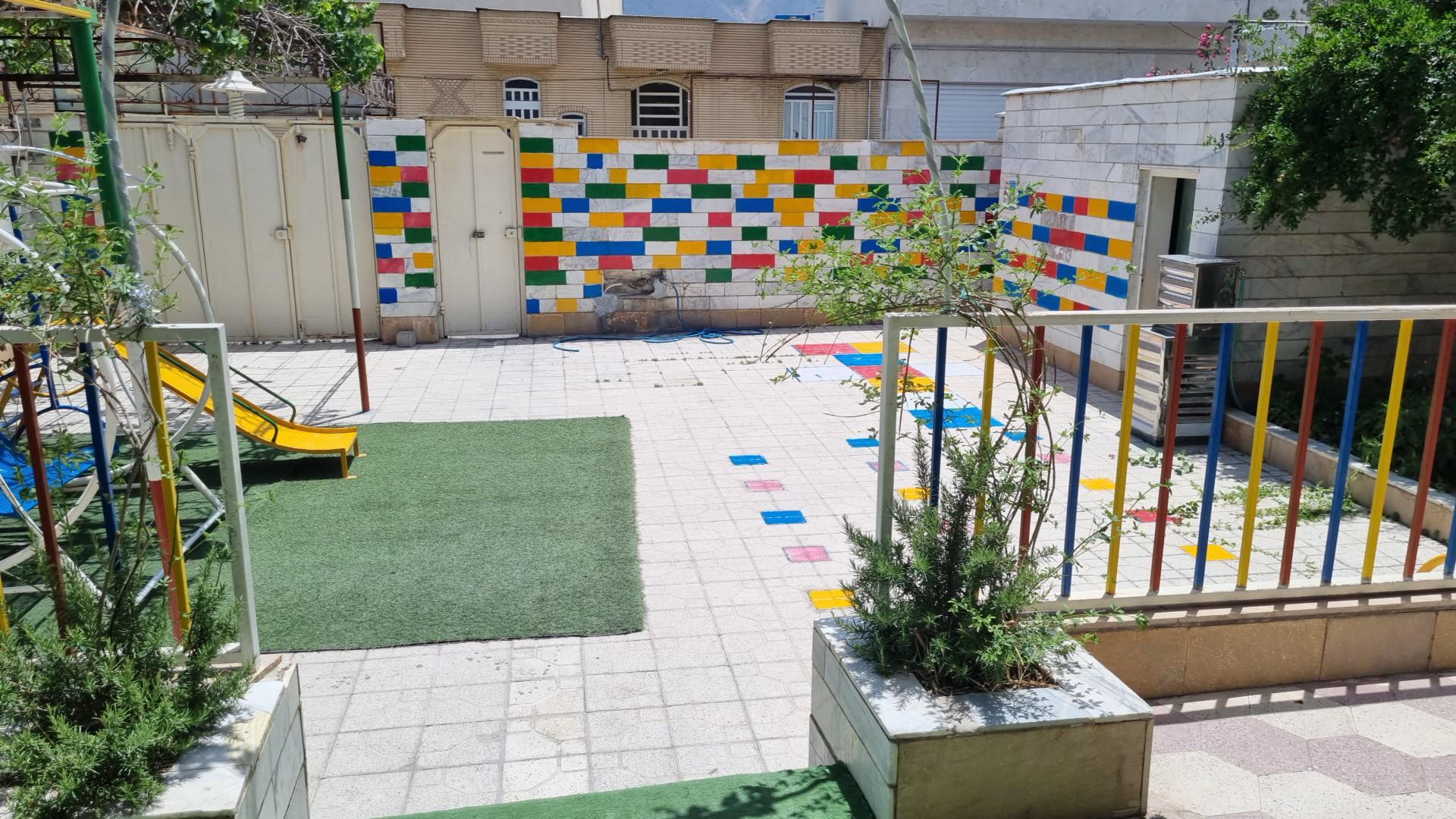 عکس پیش دبستان و دبستان و کانون زبان بهاره