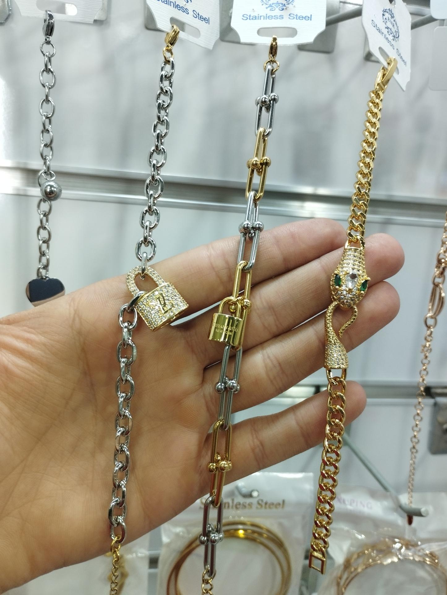 عکس فروشگاه نقره و بدلیجات