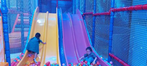 عکس مرکز خرید و سرگرمی طلای سفید