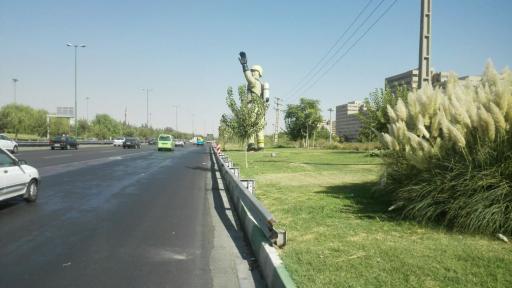 عکس مجسمه آتش‌نشان شهرک اکباتان