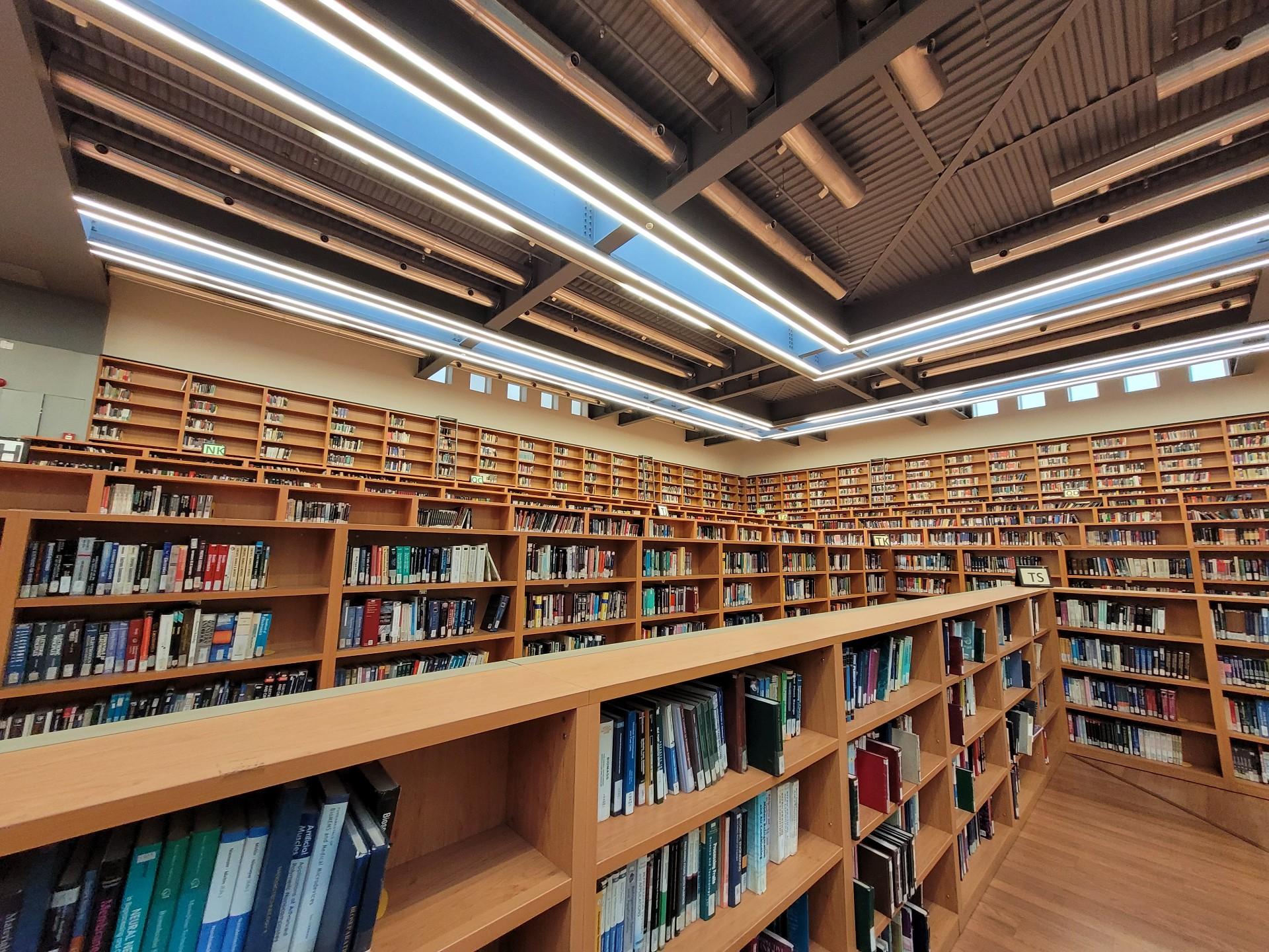 عکس کتابخانه مرکزی دانشگاه علم و صنعت