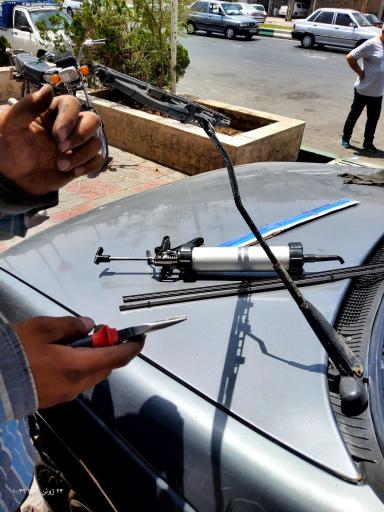 عکس شیشه اتومبیل رضا