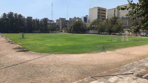 عکس زمین فوتبال چمن طبیعی دبیرستان ماندگار البرز