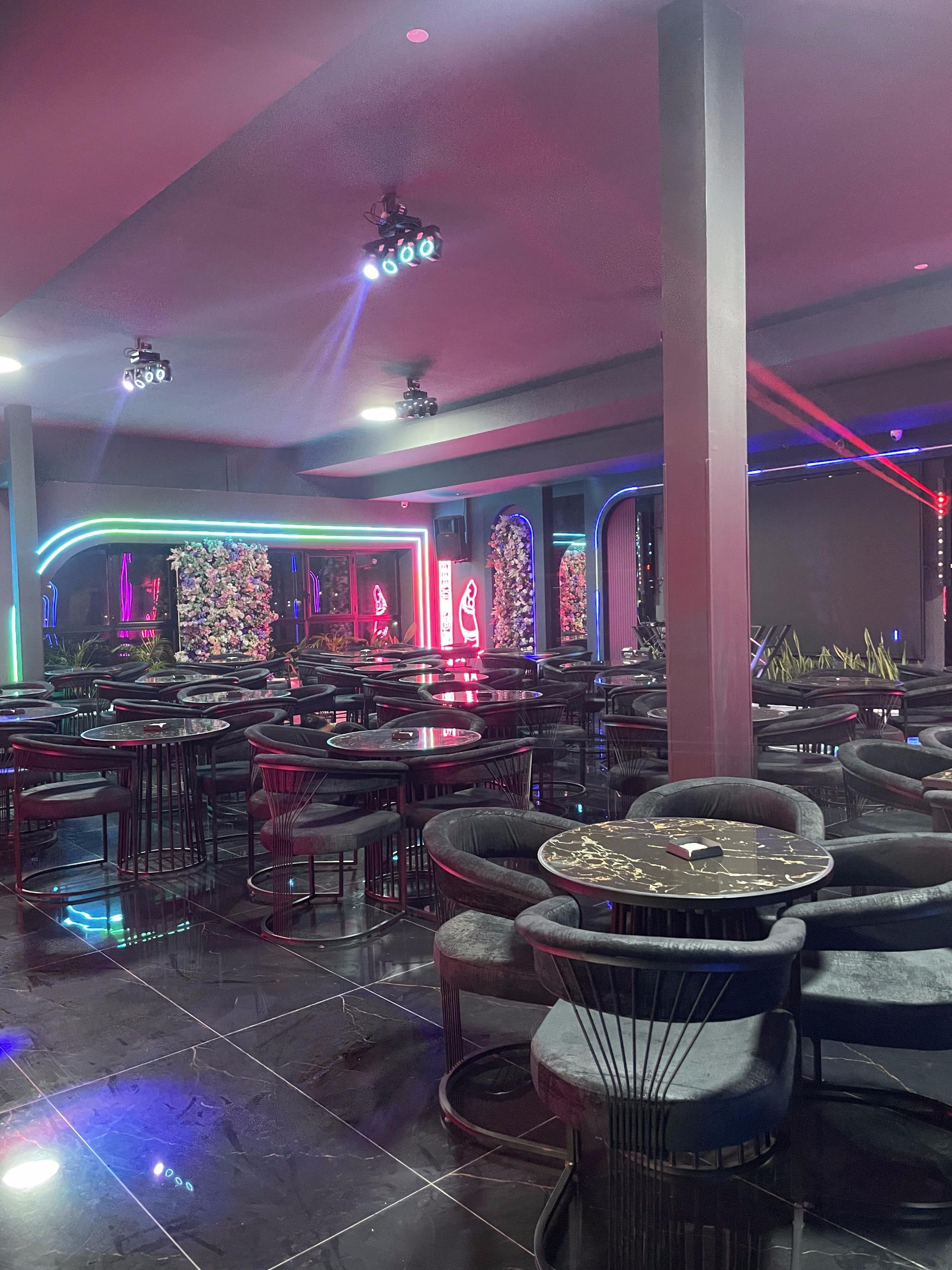 عکس کافه شایلوت