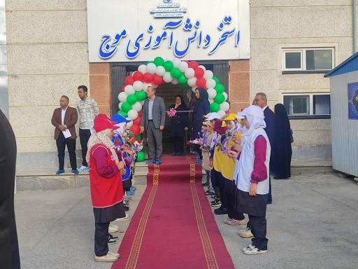 عکس استخر دانش آموزی موج
