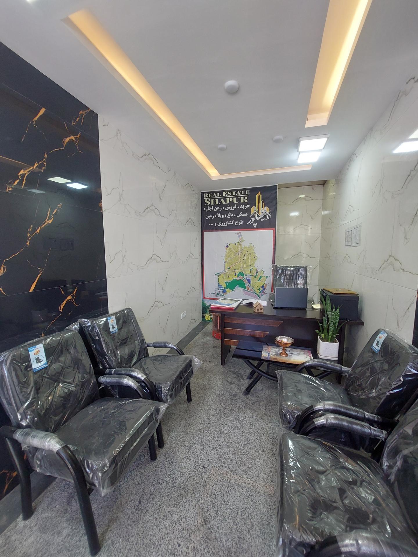 عکس مشاور املاک شاپور