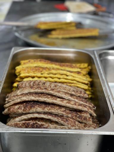 رستوران بیرون بر پیونی