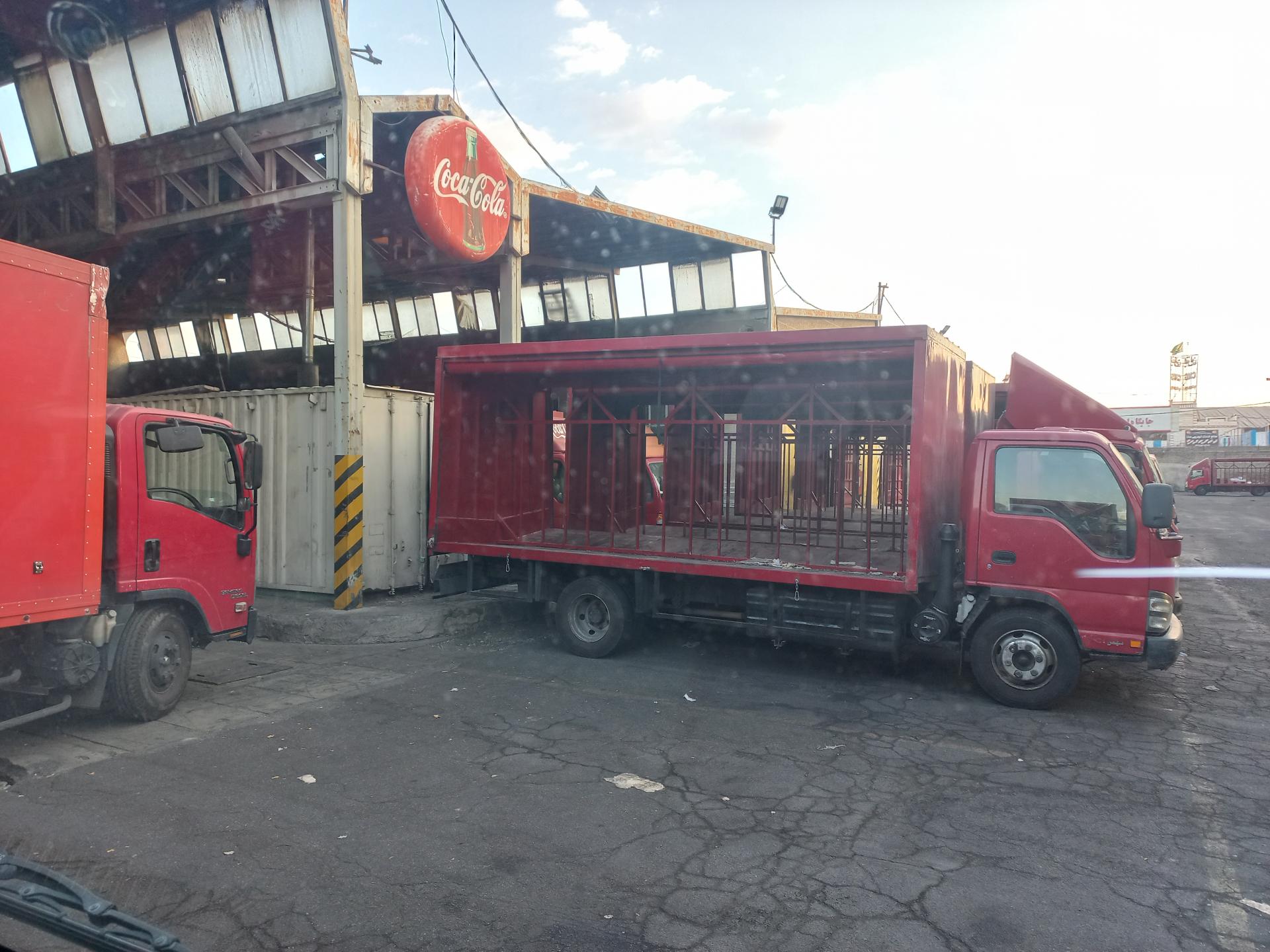 عکس انبار نوشابه کوکا کولا تهرانپارس