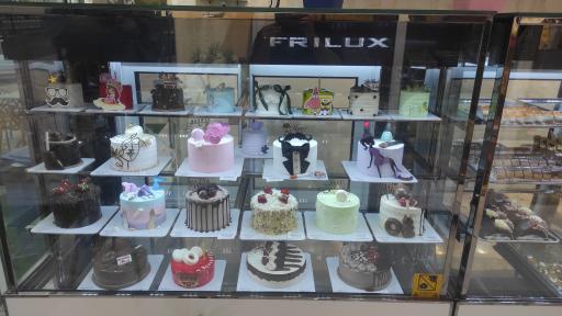 عکس شیرینی فروشی تاریشا