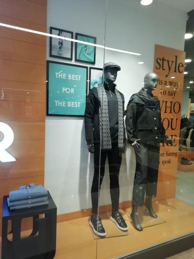 عکس فروشگاه لباس و کفش هوگر