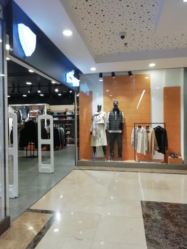 عکس فروشگاه لباس و کفش هوگر