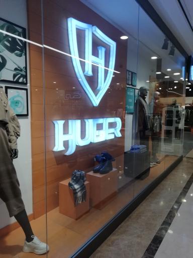 عکس فروشگاه لباس و کفش هوگر