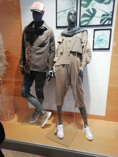 عکس فروشگاه لباس و کفش هوگر