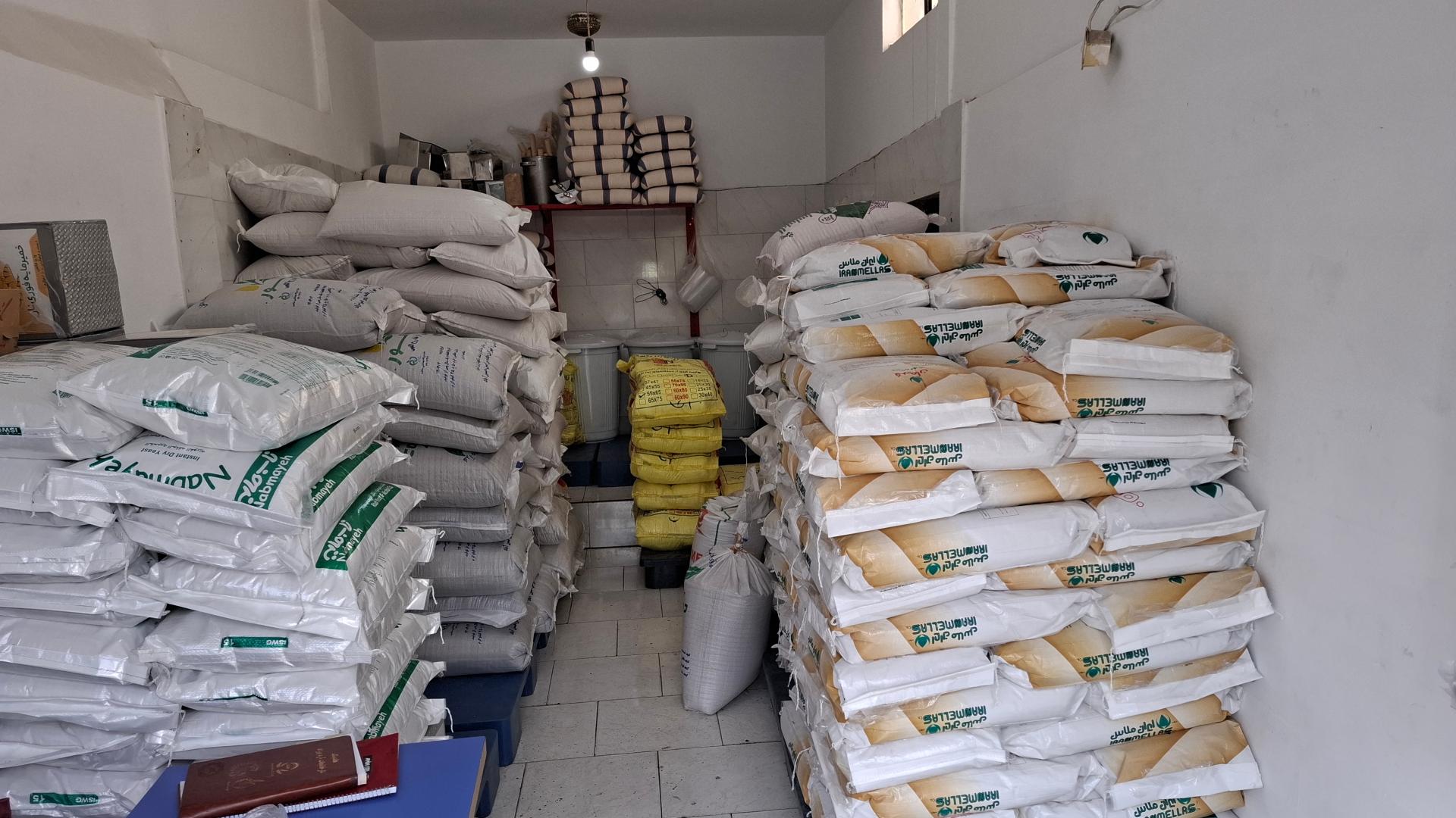 عکس پخش مواد اولیه نانوایی علیخانی