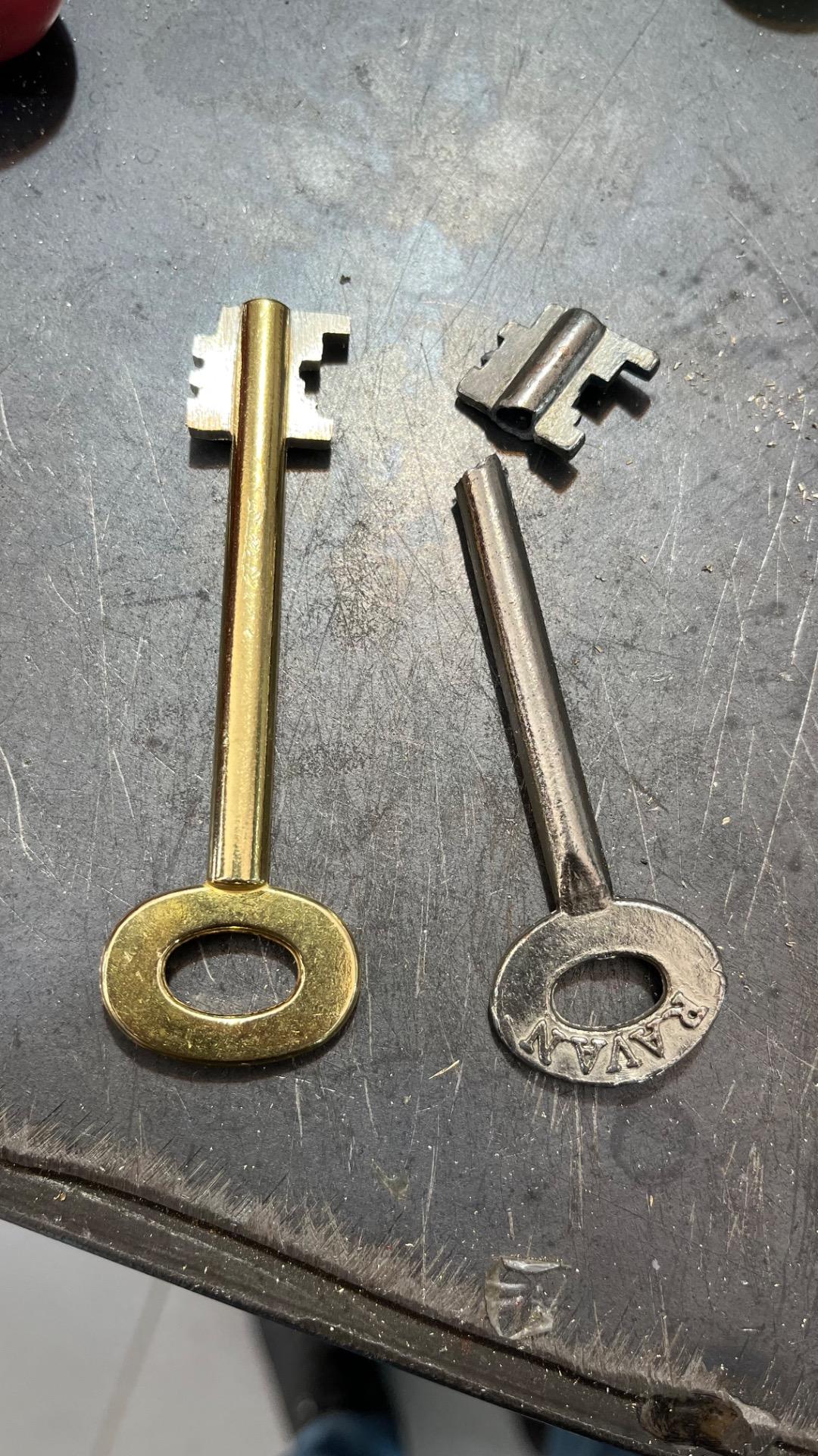 عکس کلید و ریموت مجتبی