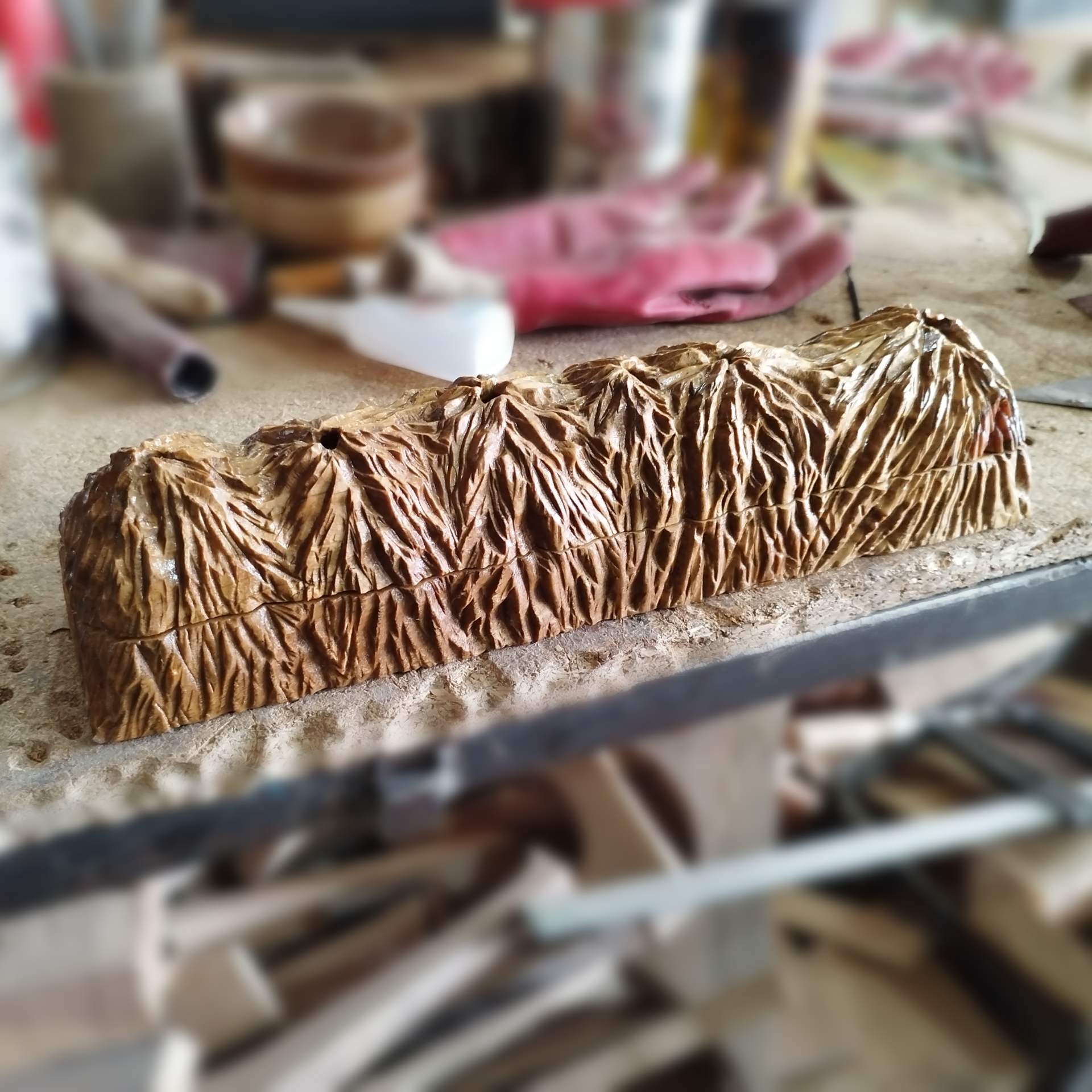 عکس کارگاه چوب و رزین هنر ققنوس