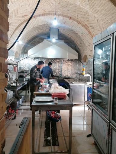 عکس رستوران قوامی (کاروانسرای قاجاری)