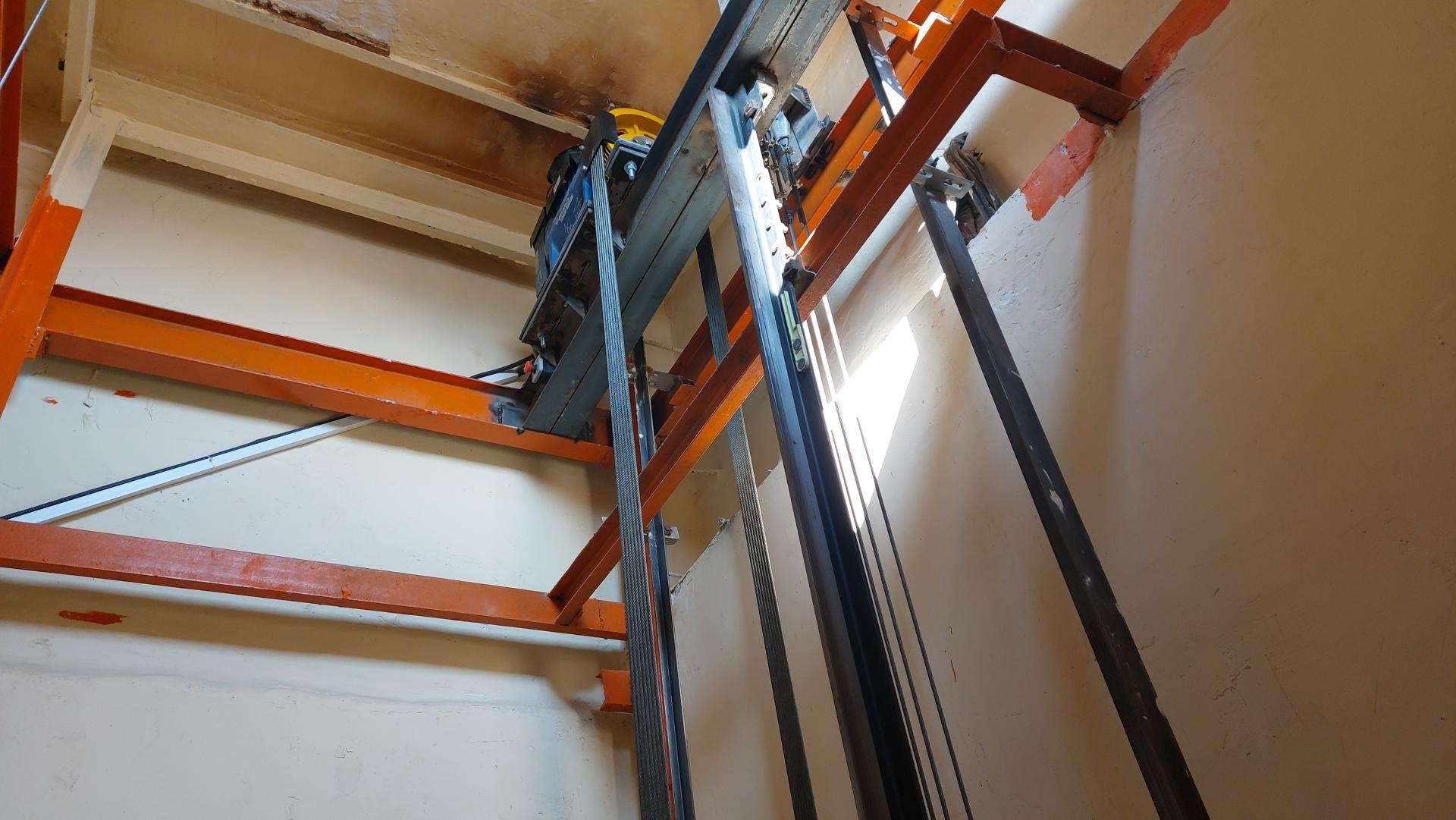 عکس آسانسور آذین صنعت کهن 