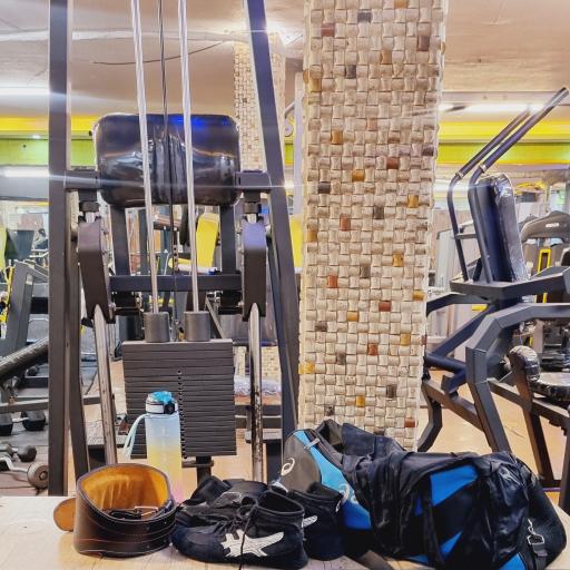 عکس باشگاه بدن سازی برزین