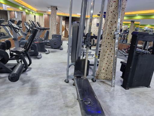عکس باشگاه بدن سازی برزین