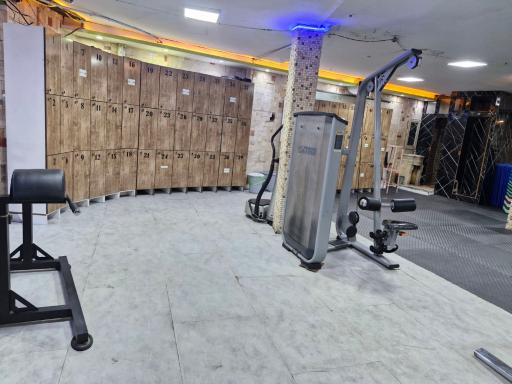 عکس باشگاه بدن سازی برزین