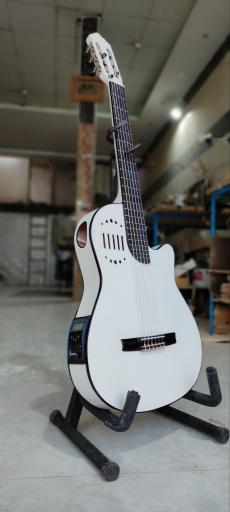 عکس کارگاه گیتار سازی بهنام آسیابانی 