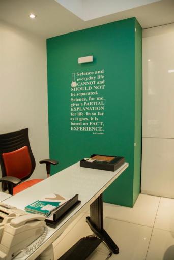 عکس آزمایشگاه اندیشه (دکتر آناهید)