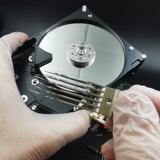 عکس مرکز تعمیر و ریکاوری هارد