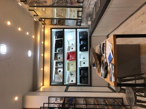 عکس فروشگاه لوازم کابینت 128