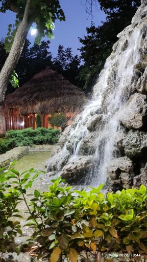 عکس باغ و رستوران طهرون