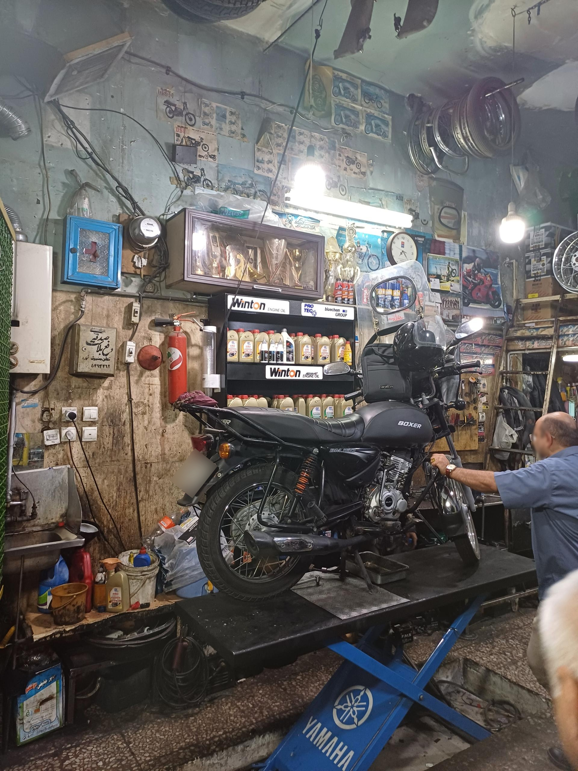 عکس تعمیرگاه موتورسیکلت بینا