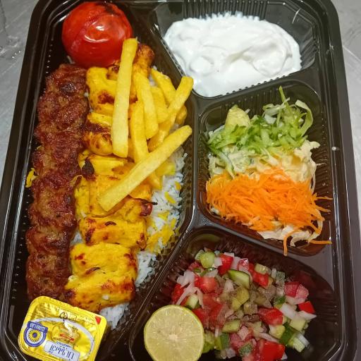 عکس تهیه غذای دلپذیران