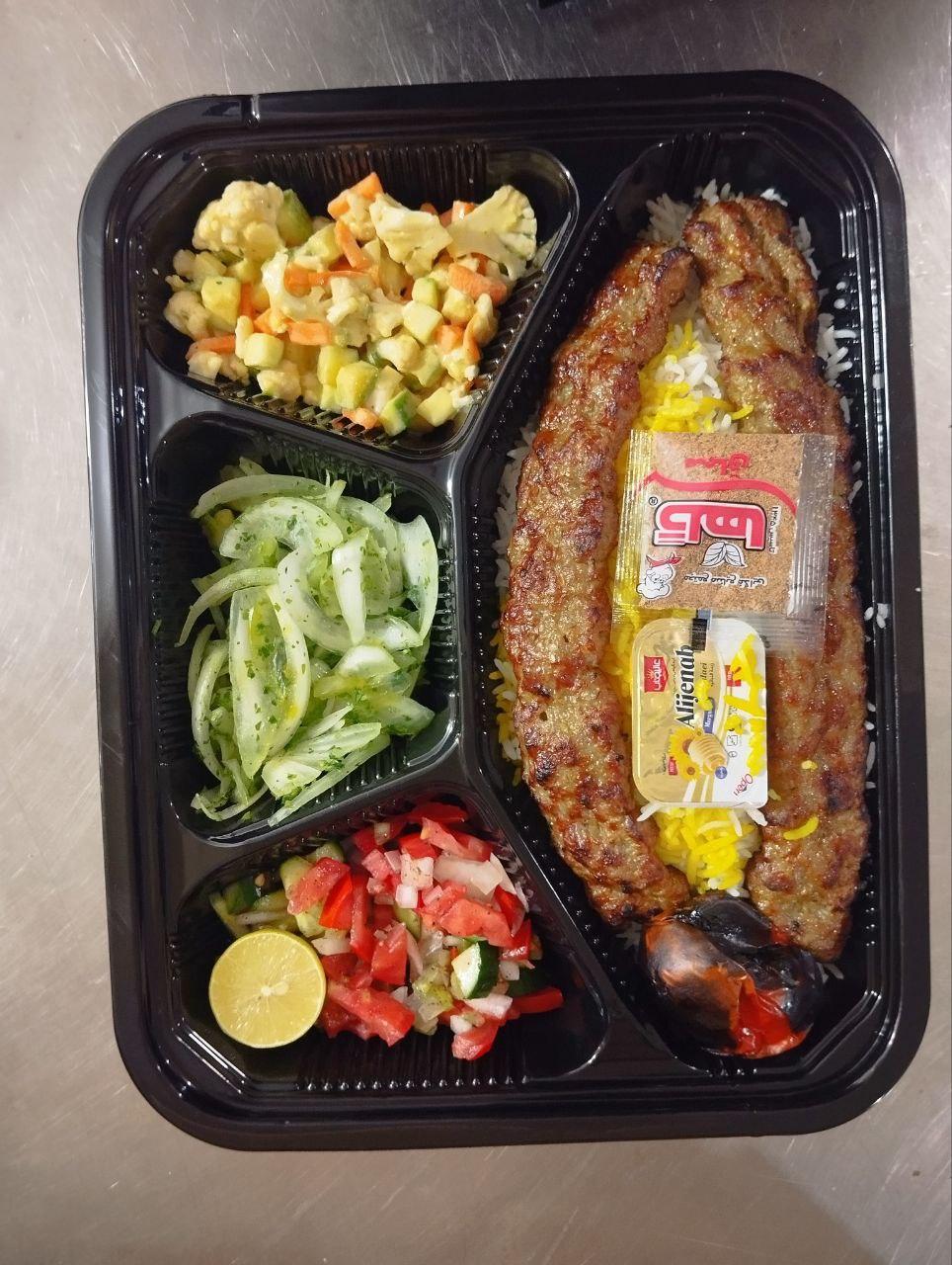 عکس تهیه غذای دلپذیران