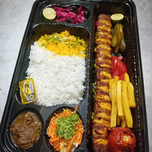 عکس تهیه غذای دلپذیران